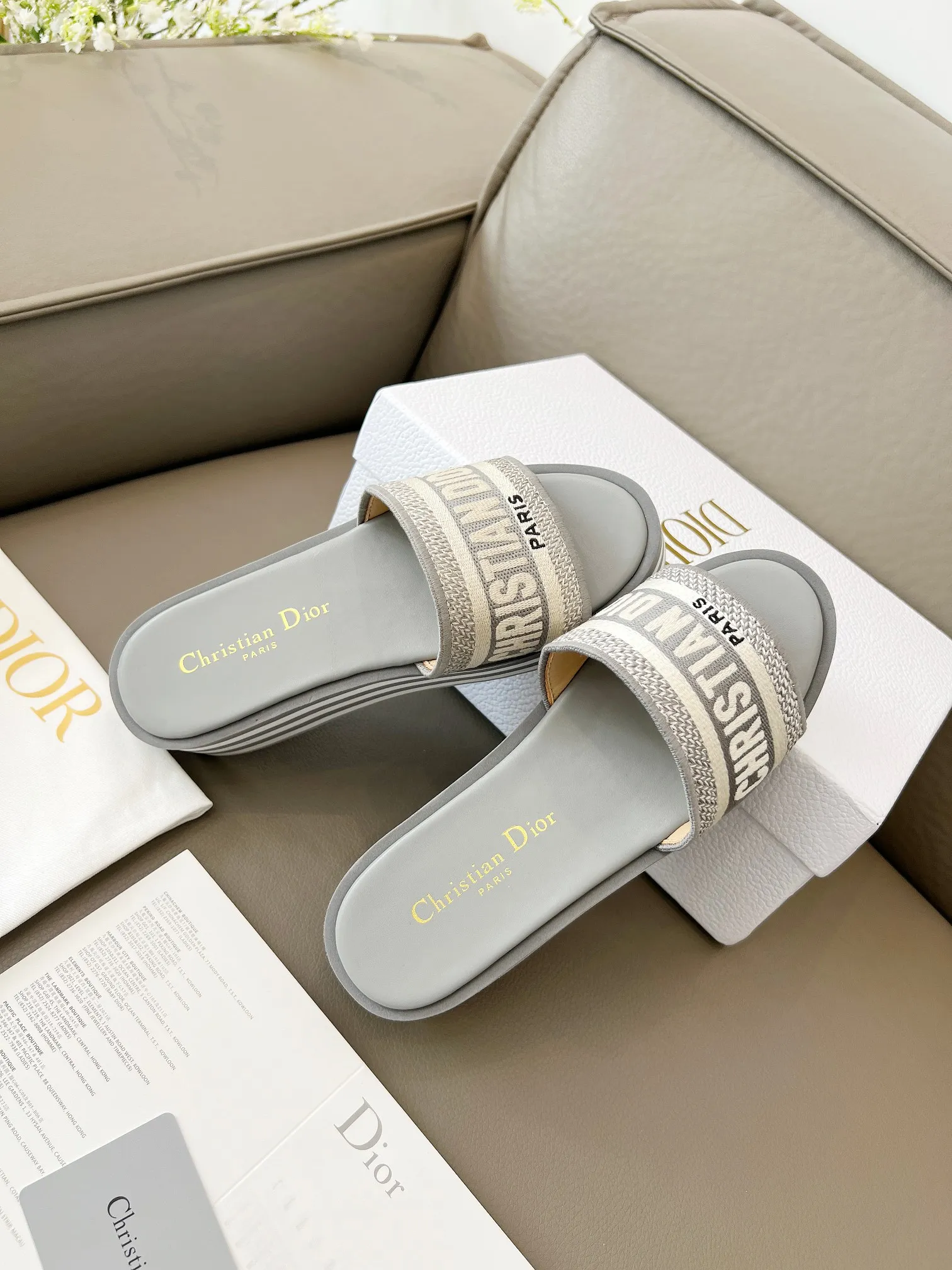 👟👟Ex-factory price 480👟👟 Dior's new spring and summer IVIETA DWAY jelly-colored flat-soled one-slip women's shoes with CD letter logo three-dimensional embroidery thick-soled round toe open-toe slippers. The original version is developed to be the top version on the market. It feels soft and delicate on the feet and is extremely comfortable. Material: Upper imported raffia electric embroidery high-temperature water-soluble cotton technical fabric + water-dyed cowhide foot pad lining + original consistent combination outsole Outsole: original outsole Size: 35-42 (40.41.42 custom-made, non-refundable and non-exchangeable)